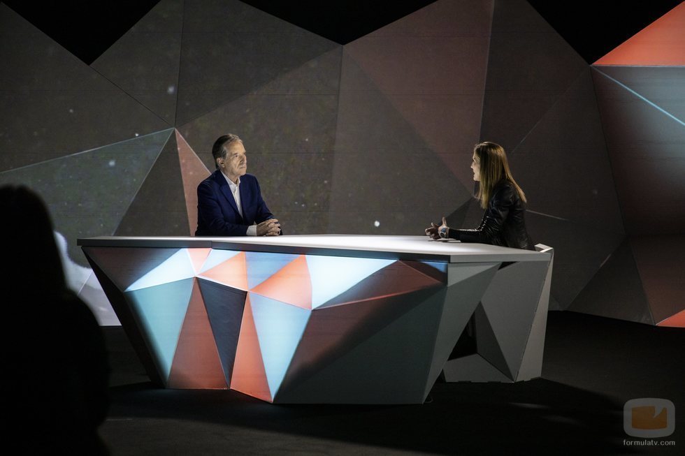 Iñaki Gabilondo realizando una entrevista en la cuarta temporada de 'Cuando ya no esté'