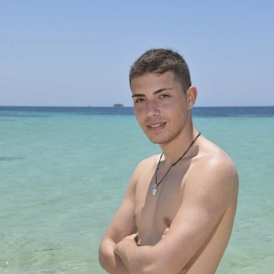 Jonathan Piqueras posa en bañador como concursante de 'Supervivientes 2019'