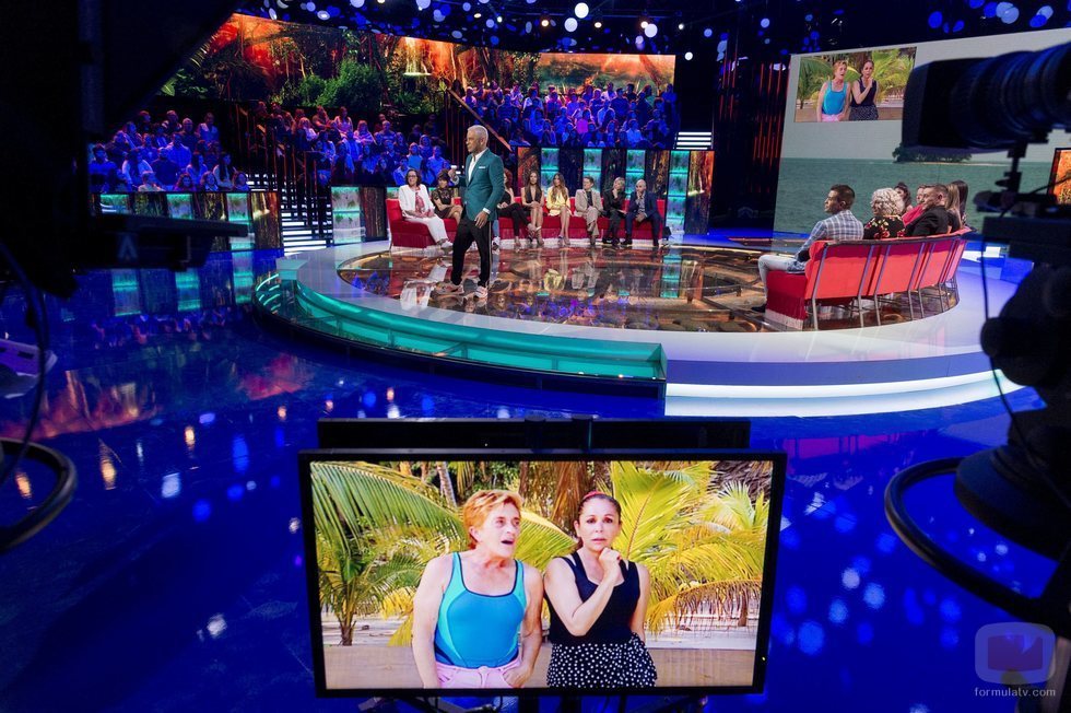 El plató vive el reencuentro entre Chelo García Cortés e Isabel Pantoja en la Gala 1 de 'Supervivientes 2019'