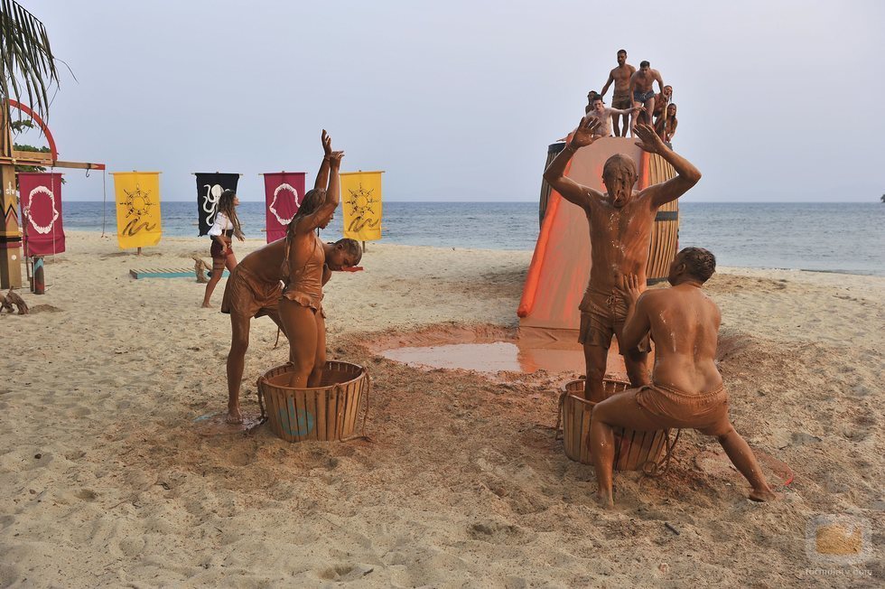 Los concursantes se meten al barro, en la Gala 1 de 'Supervivientes 2019'