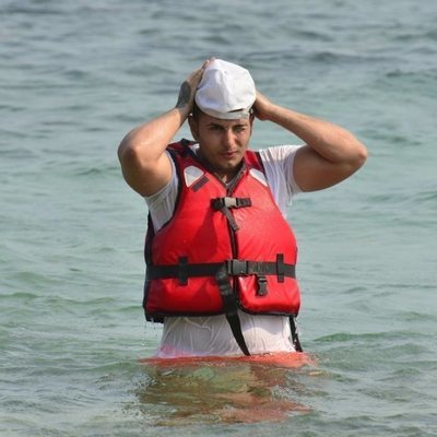 Omar Montes llega a la isla tras saltar del helicóptero, en la Gala 1 de 'Supervivientes 2019'