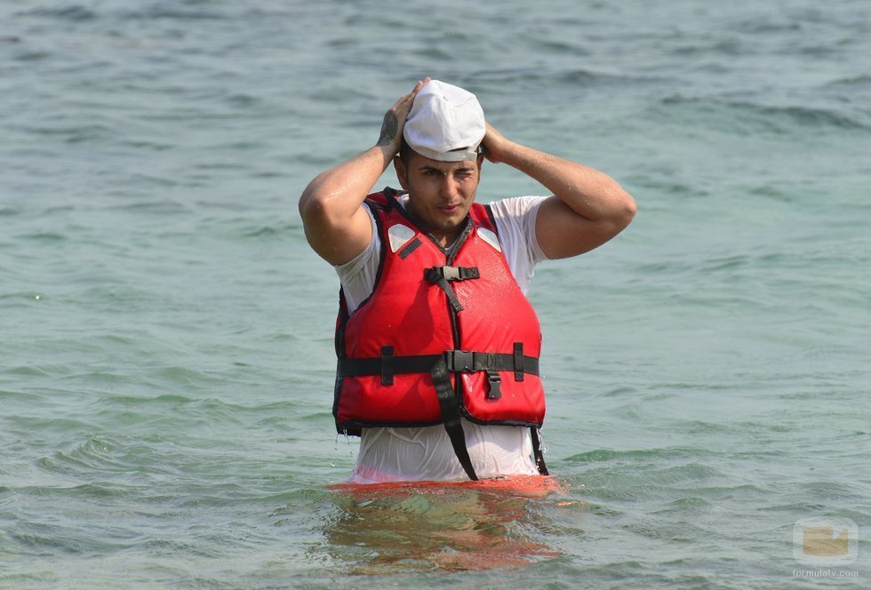 Omar Montes llega a la isla tras saltar del helicóptero, en la Gala 1 de 'Supervivientes 2019'