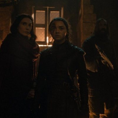 Melisandre, Arya y El Perro en Invernalia durante el 8x03 de 'Juego de Tronos'