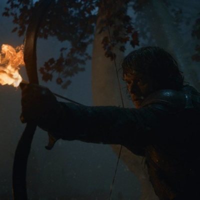 Theon Greyjoy tensa su arco en el 8x03 de 'Juego de Tronos'