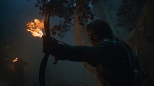 Theon Greyjoy tensa su arco en el 8x03 de 'Juego de Tronos'