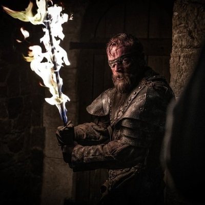 Beric Dondarrion blande su espada en llamas durante el 8x03 de 'Juego de Tronos'