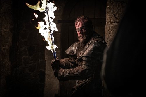 Beric Dondarrion blande su espada en llamas durante el 8x03 de 'Juego de Tronos'