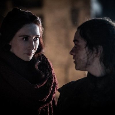 Melisandre lanza una mirada enigmática a Arya en el 8x03 de 'Juego de Tronos'