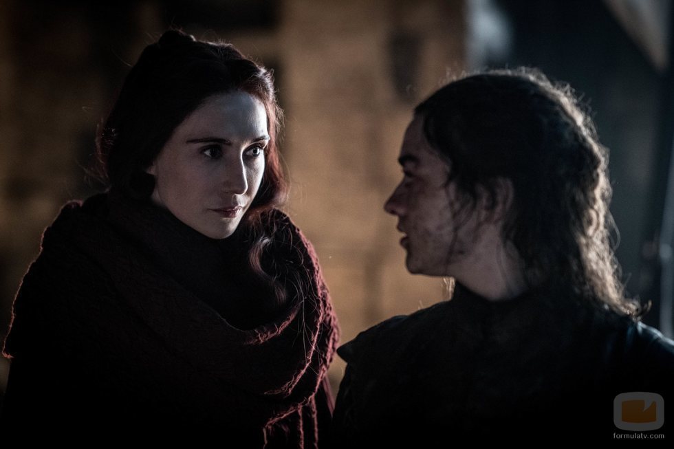 Melisandre lanza una mirada enigmática a Arya en el 8x03 de 'Juego de Tronos'