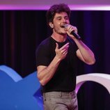Miki Núñez cantando "La Venda" durante los Premios Sant Jordi de Cinematografía 2019