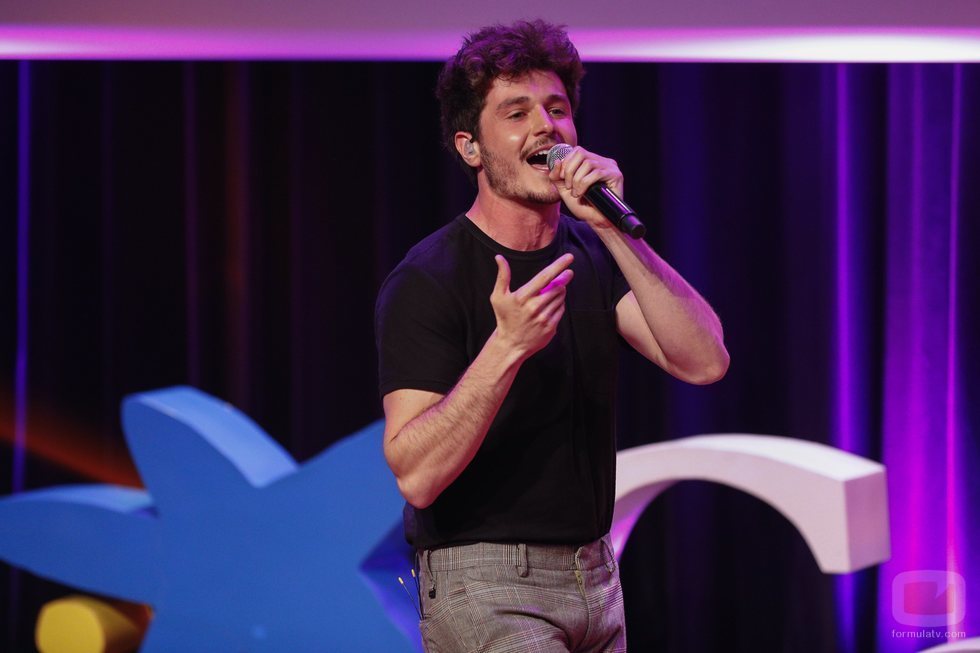 Miki Núñez cantando "La Venda" durante los Premios Sant Jordi de Cinematografía 2019