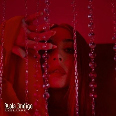 Lola Índigo en la protada de su primer disco, "Akelarre"