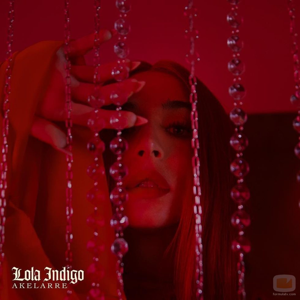Lola Índigo en la protada de su primer disco, "Akelarre"