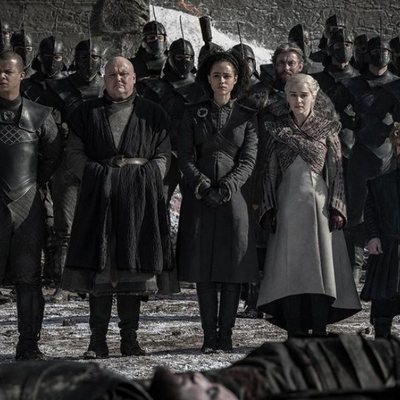 La corte de Daenerys Targaryen despide a sus guerreros muertos en el 8x04 de 'Juego de Tronos'