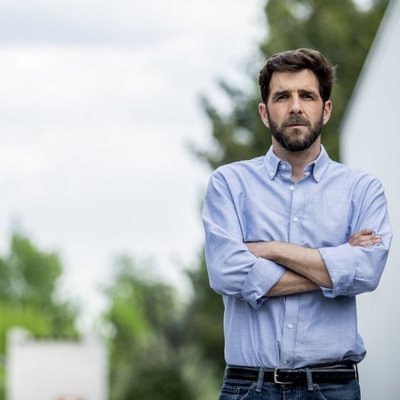 Gonzo, colaborador de 'El intermedio', en un posado como presentador de 'Salvados'