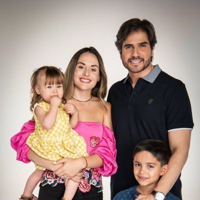 Daniel Arenas y Zuria Vega posan para 'Mi marido tiene más familia'
