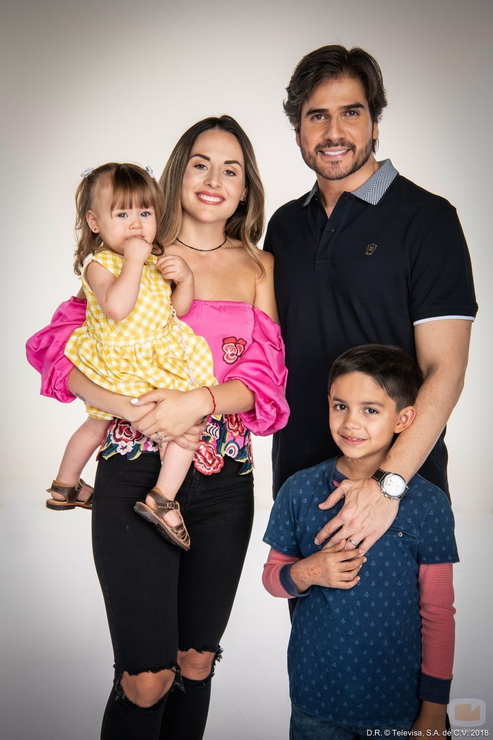 Daniel Arenas y Zuria Vega posan para 'Mi marido tiene más familia'