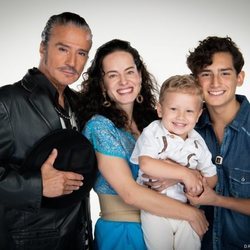 La familia Córcega posa para  'Mi marido tiene más familia'