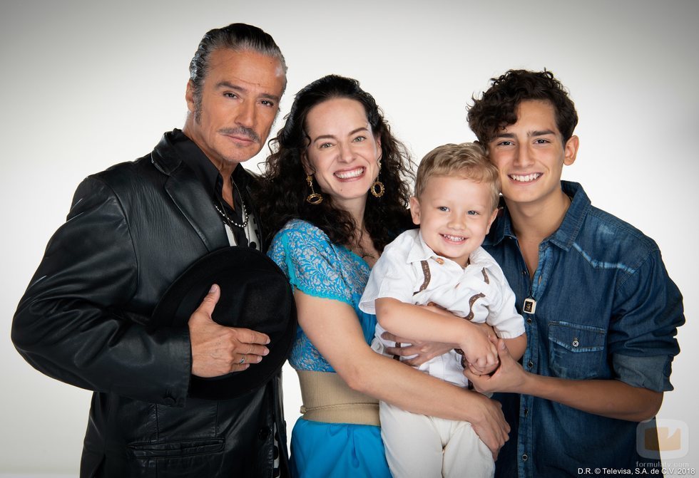 La familia Córcega posa para 'Mi marido tiene más familia'