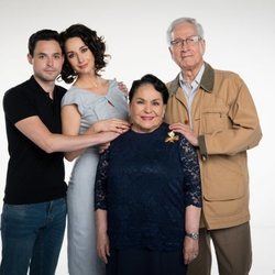 Los personajes de la familia Córcega posan para 'Mi marido tiene más familia'