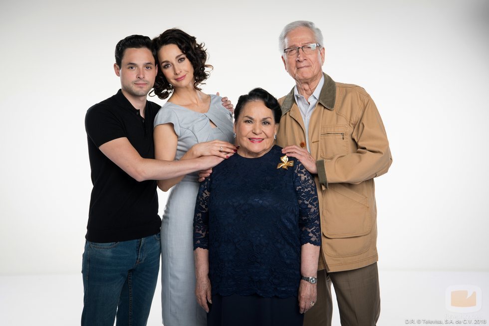 Los personajes de la familia Córcega posan para 'Mi marido tiene más familia'