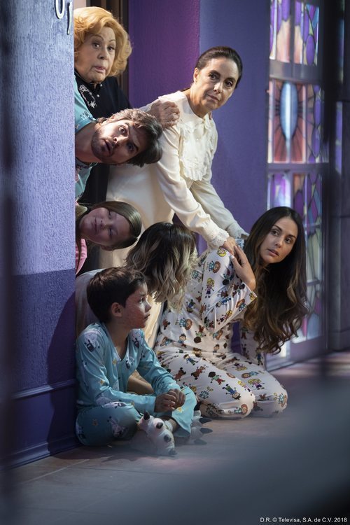 La familia de Robert y Juleita espera en la puerta en 'Mi marido tiene más familia'