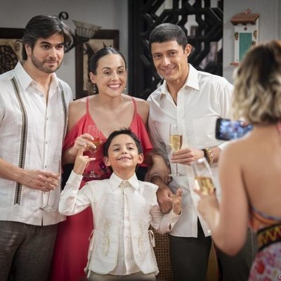 Robert y Julieta posan para una fotografía en 'Mi marido tiene más familia'