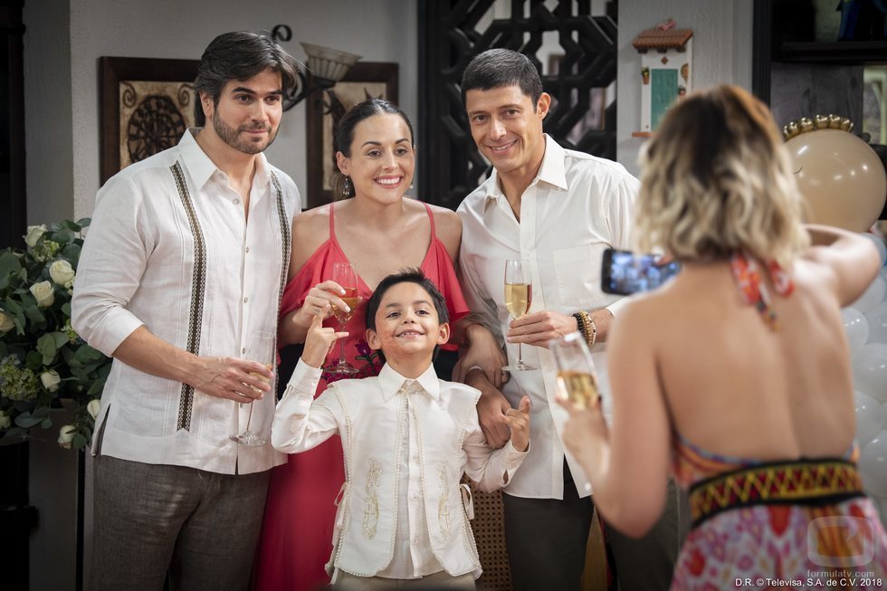 Robert y Julieta posan para una fotografía en 'Mi marido tiene más familia'