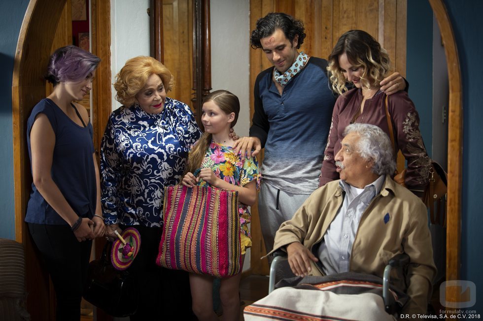Imelda Sierra de Córcega junto a su familia en 'Mi marido tiene más familia'