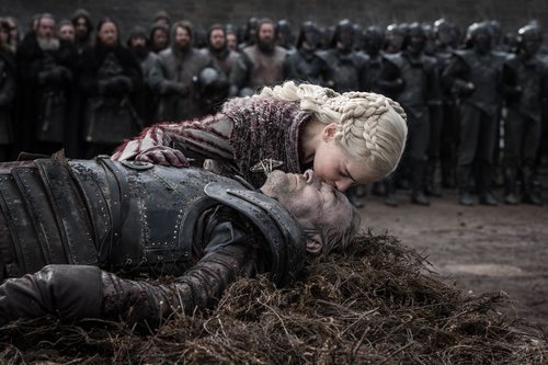Daenerys besa el cadáver de Jorah en el 8x04 de 'Juego de tronos'