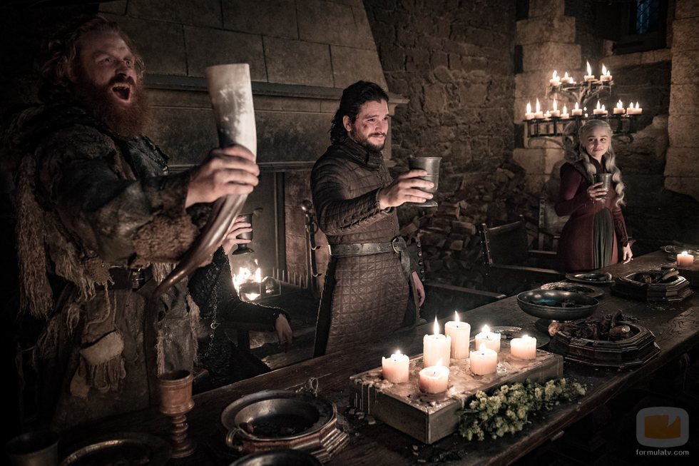 Tormund, Jon Snow y Daenerys celebran la victoria en el 8x04 de 'Juego de tronos'