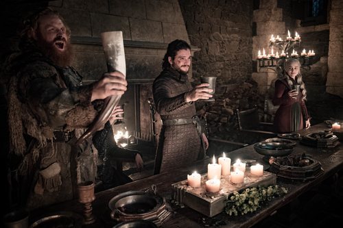 Tormund, Jon Snow y Daenerys celebran la victoria en el 8x04 de 'Juego de tronos'