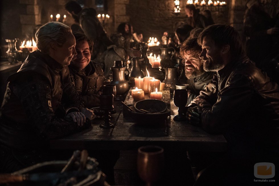 Brienne, Podrick, Tyrion y Jamie celebran la victoria en el 8x04 de 'Juego de tronos'