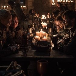 Brienne, Podrick, Tyrion y Jamie celebran la victoria en el 8x04 de 'Juego de tronos'