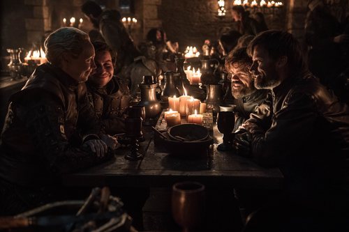 Brienne, Podrick, Tyrion y Jamie celebran la victoria en el 8x04 de 'Juego de tronos'