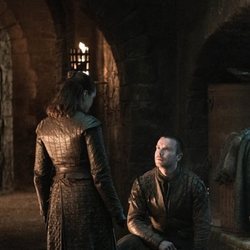 Gendry se arrodilla frente a Arya en el 8x04 de 'Juego de tronos'