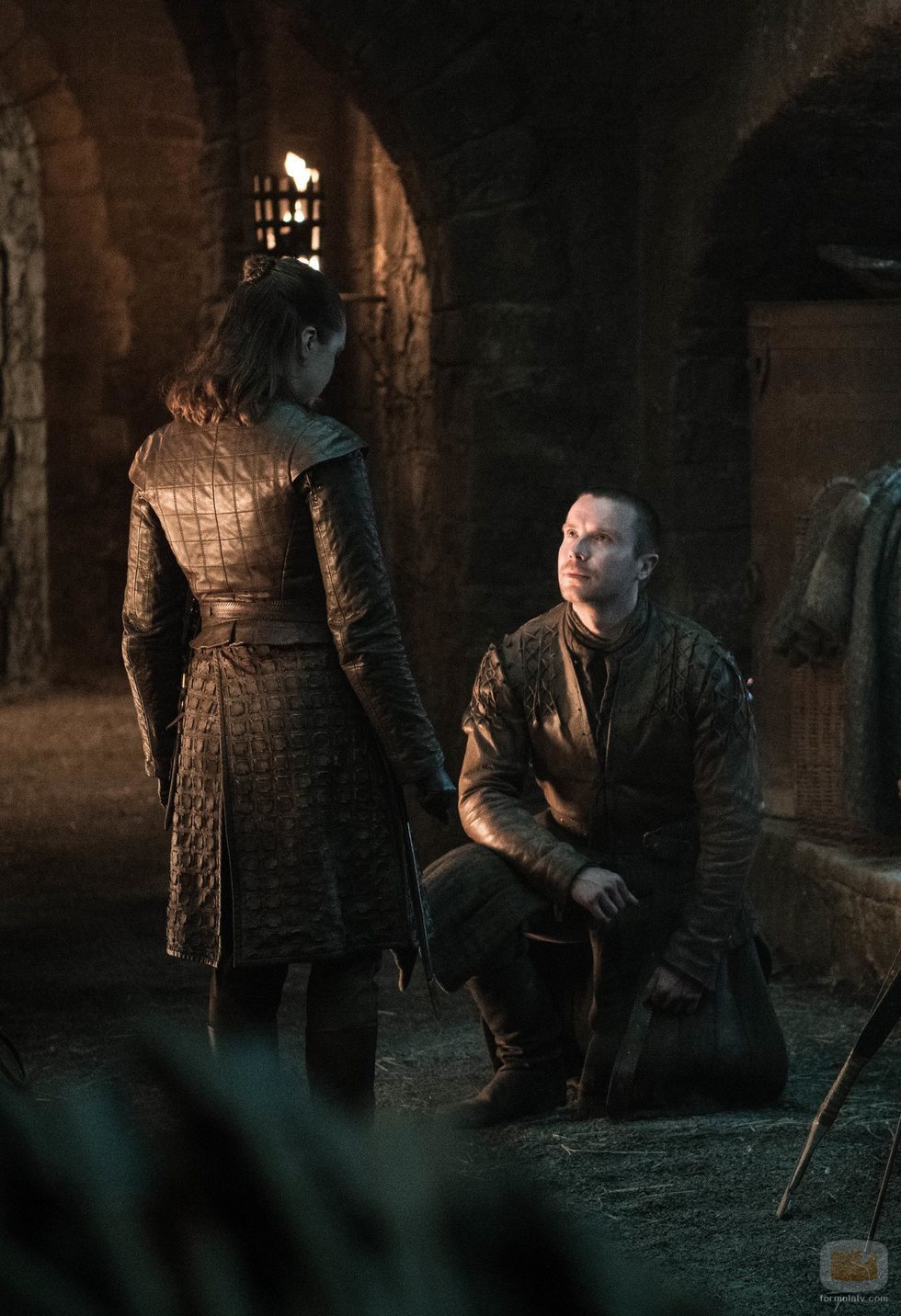Gendry se arrodilla frente a Arya en el 8x04 de 'Juego de tronos'