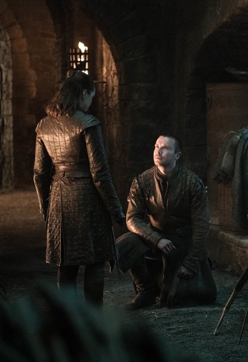 Gendry se arrodilla frente a Arya en el 8x04 de 'Juego de tronos'