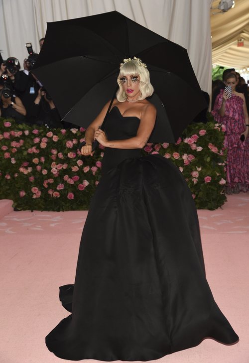 Lady Gaga sorprende con un segundo look en la Gala MET 2019