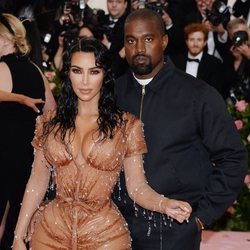Kanye West y Kim Kardashian posan en la Alfombra Roja de la Gala MET 2019
