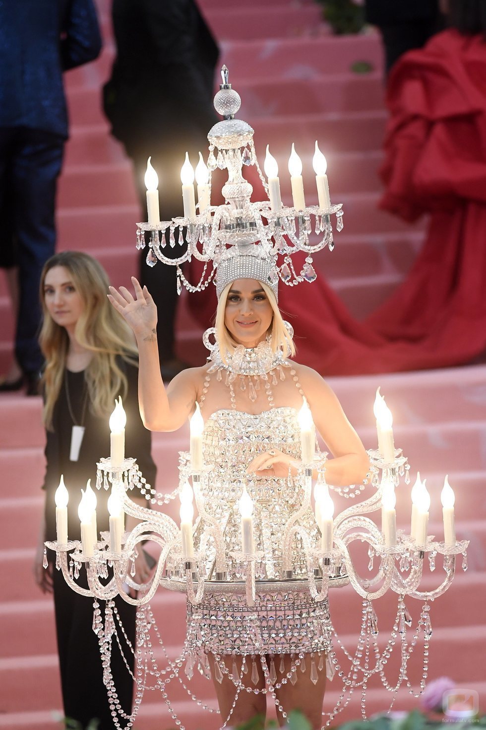 Katy Perry ilumina la Gala MET 2019 vestida de candelabro