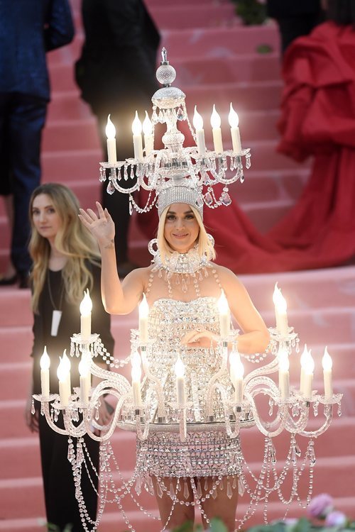 Katy Perry ilumina la Gala MET 2019 vestida de candelabro
