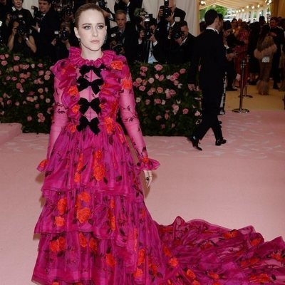 Rachel Brosnahan luce un vestido en color rosa para la Gala MET 2019