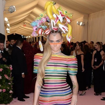 Cara Delevingne con un vestido multicolor, en la Gala MET 2019