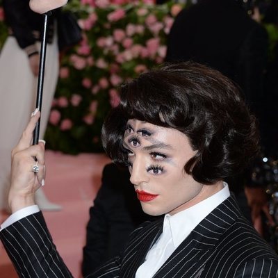 Ezra Miller hipnotiza al público con su espectacular look en la Gala MET 2019