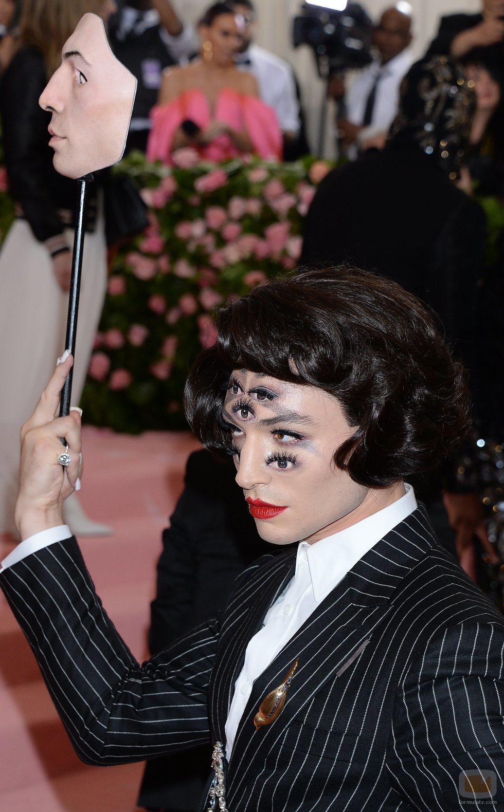 Ezra Miller hipnotiza al público con su espectacular look en la Gala MET 2019