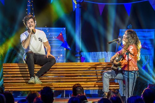 Miki y Sofía Ellar cantan "Bañándonos en vaqueros" en 'Miki y amigos'