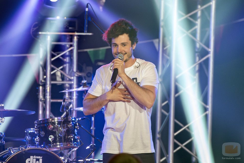 Miki canta sobre el escenario de 'Miki y amigos'