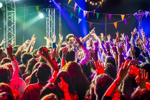 Miki Núñez pone a bailar al público en el concierto 'Miki y amigos'