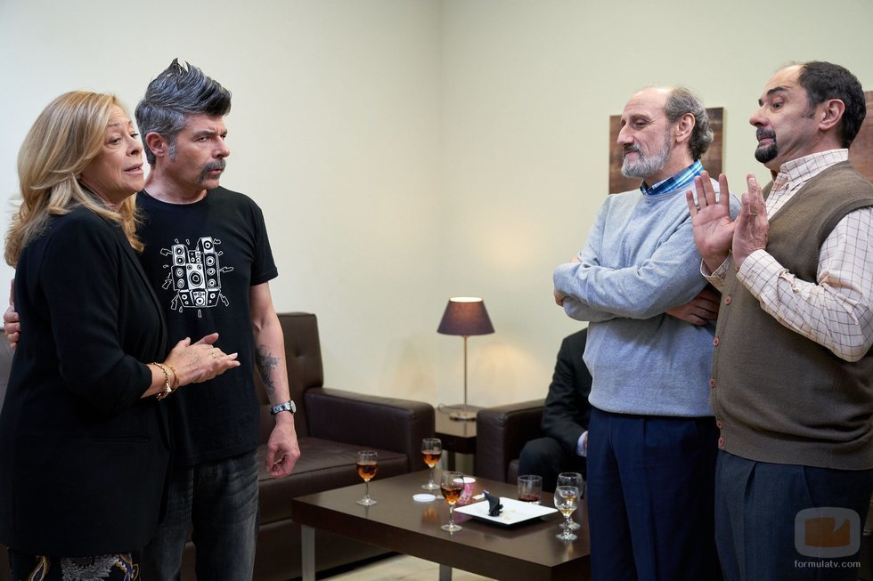 Coque, Antonio y Enrique hablan con la madre de Coque en la temporada 11 de 'La que se avecina'